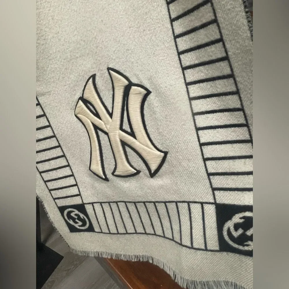 Gucci x New York Yankees collaboration wool scarf. - Picture 3 of 5